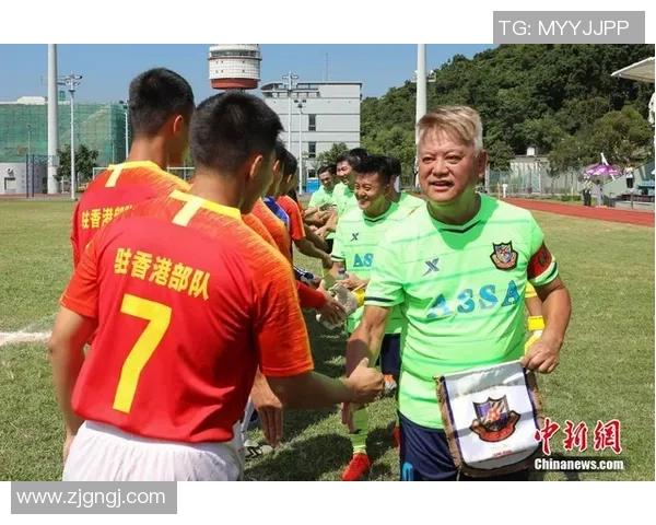 卷毛足球明星身穿绿衣服展现风采引发球迷热议与关注