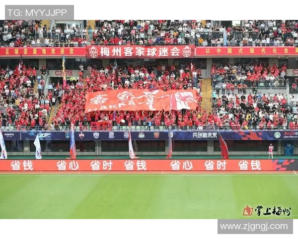 足球明星亲临现场与球迷互动热情高涨引发观众席欢呼声不断 足球明星亲临现场与球迷互动热情高涨引发观众席欢呼声不断